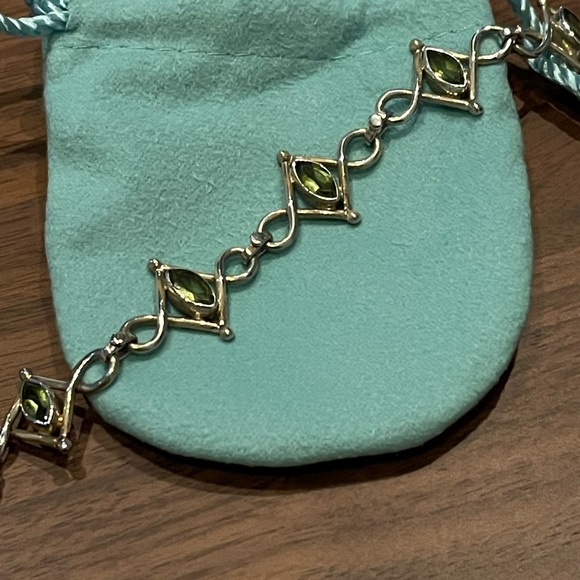 Beautiful green peridot gemstones in fancy silver setting, with fabric gift bag - Picture 1 of 4